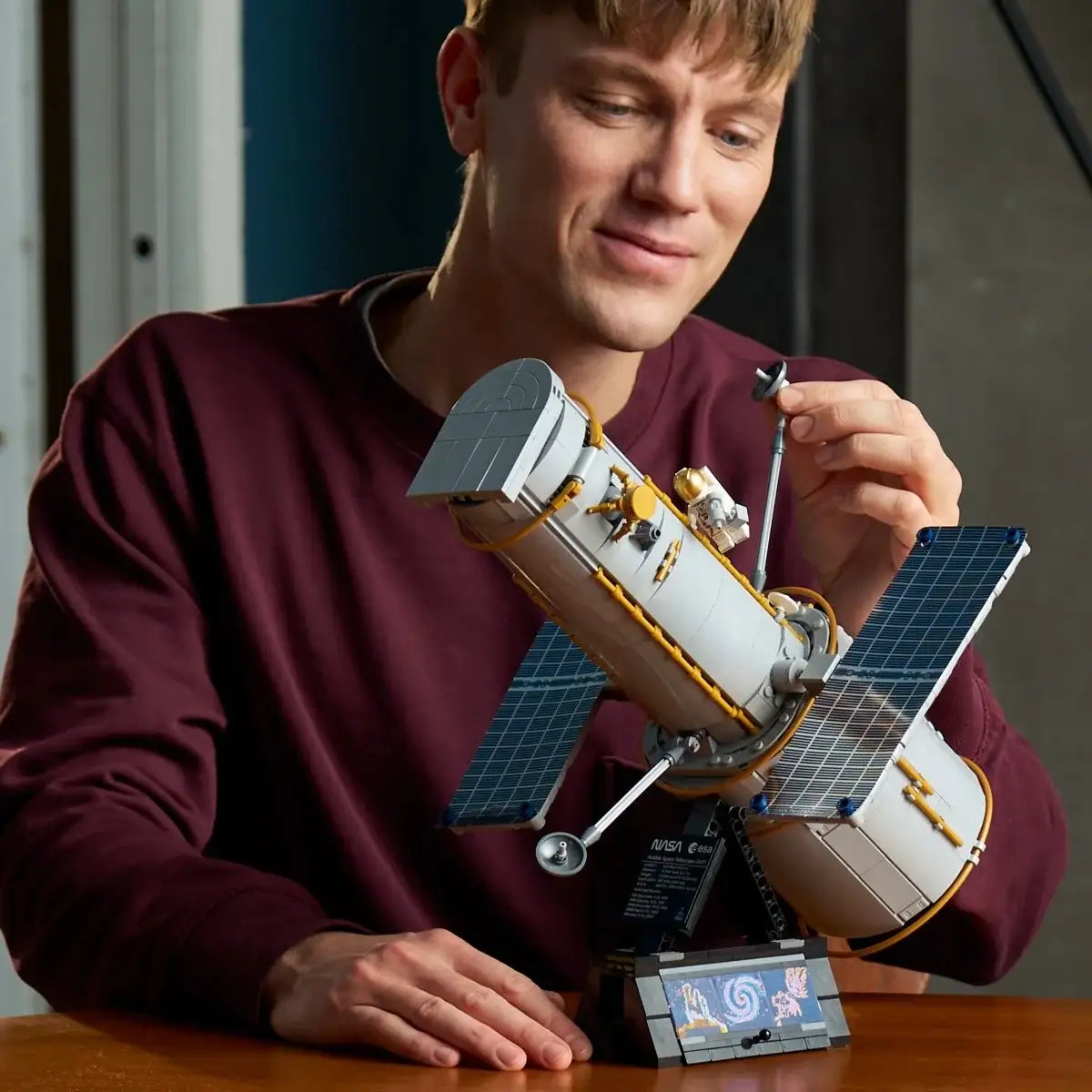 LEGO Icons 11382 szczegółowy model kosmicznego teleskopu Hubble'a