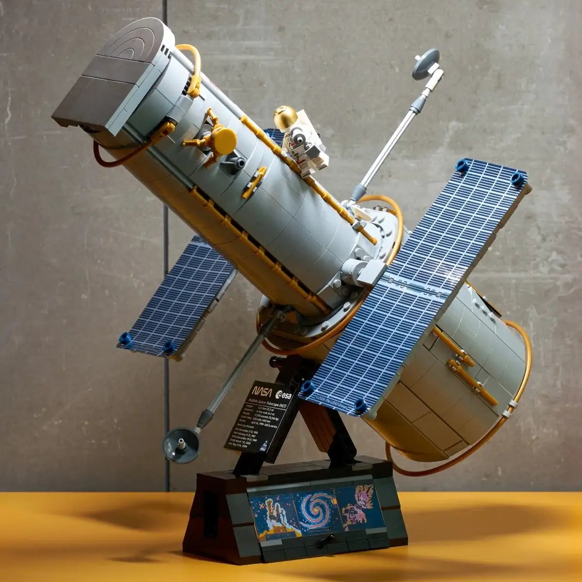 LEGO Icons Kosmiczny Teleskop Hubble'a kolekcjonerski model dla dorosłych