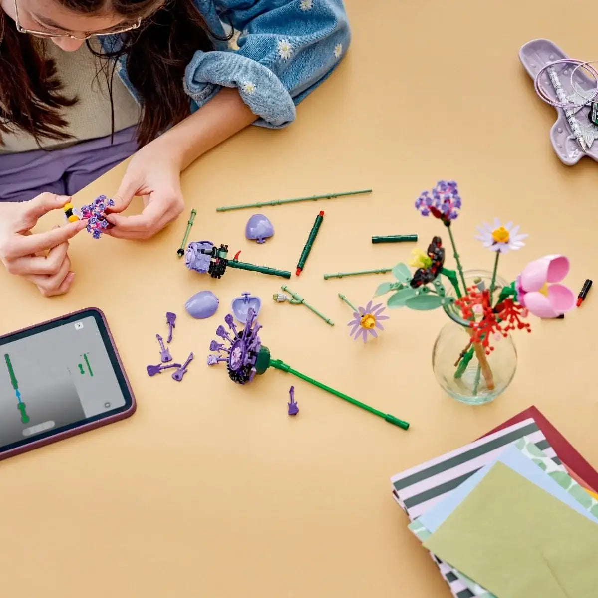 LEGO Botanicals bukiet kwiatów z fioletową różą i ozdobnymi detalami