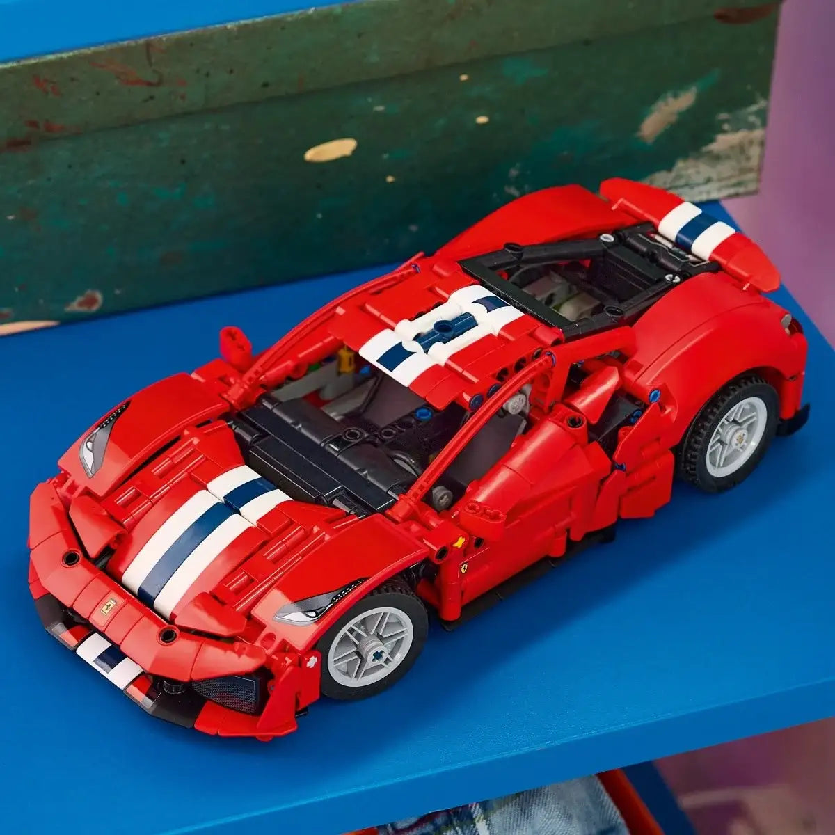 Samochód LEGO Technic Ferrari 488 Pista z otwieranymi drzwiami i maską
