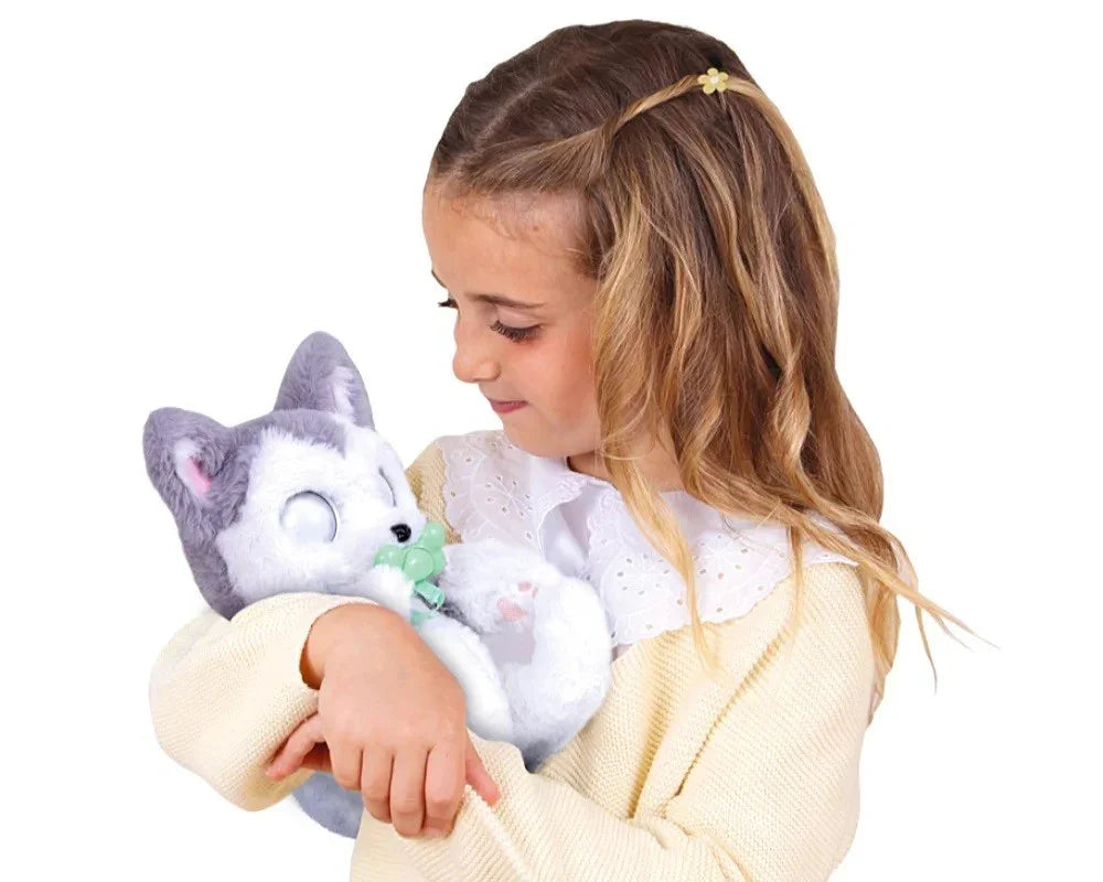 Dziewczynka trzyma pluszową zabawkę husky  - zabawki-dla-dziewczynki