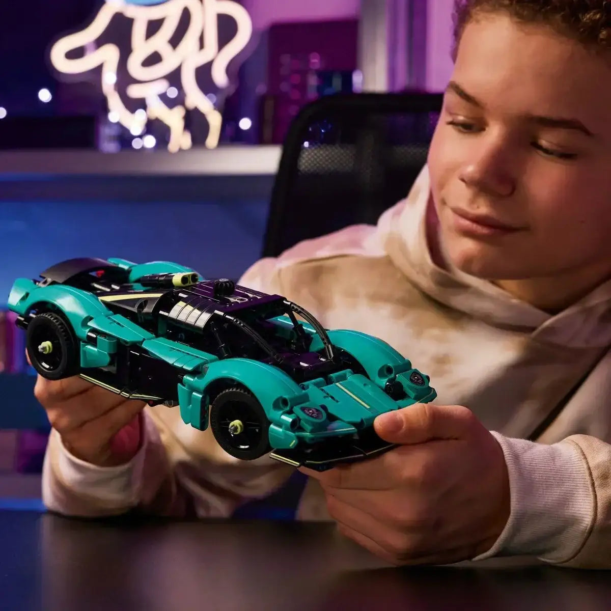 LEGO Aston Martin Valkyrie model do składania Technic