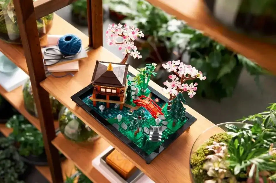 Model LEGO Icons 10315 przedstawiający ogród zen z kwiatami lotosu - zabawki-dla-dziewczynki