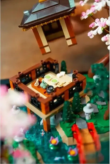LEGO Icons 10315 z elementami ogrodu zen, karpiem koi i kamiennymi dekoracjami - zabawki-dla-dziewczynki