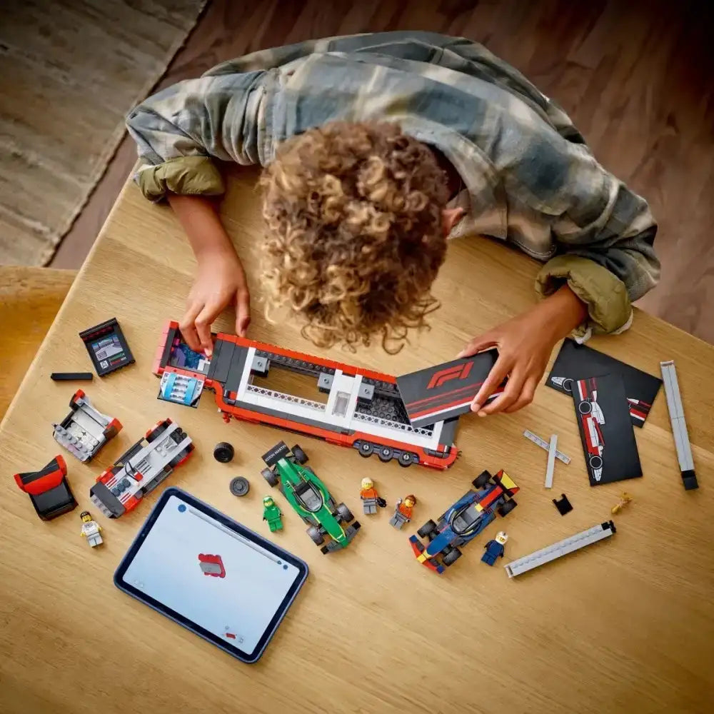 Zestaw LEGO City F1 z ciężarówką i dwoma bolidami