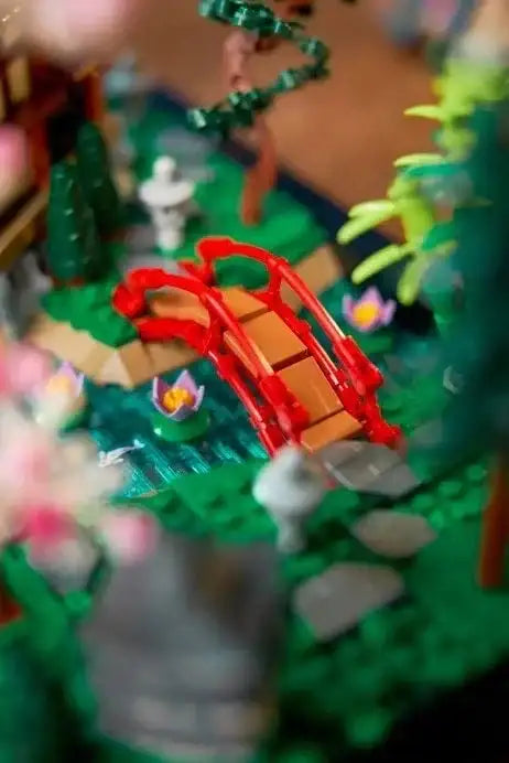 Model LEGO Icons 10315 z mostem, pawilonem i realistycznymi detalami ogrodu zen - zabawki-dla-dziewczynki