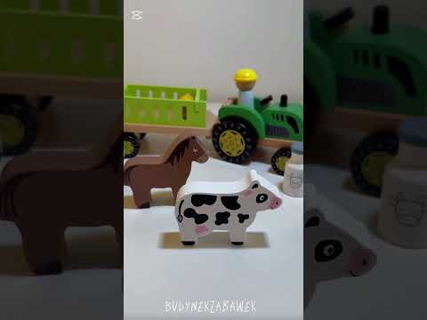 Drewniany traktor VIGA z kolorowymi zwierzątkami na farmie, dzieci bawią się zestawem rozwijającym kreatywność i motorykę małą.