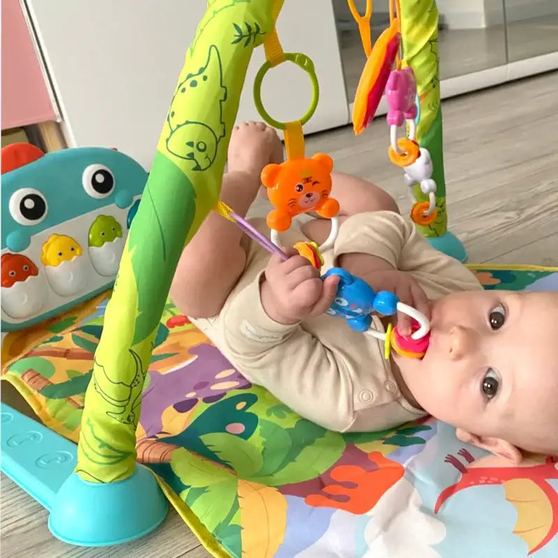 Mata edukacyjna WOOPIE BABY z pałąkiem Dino - zabawki-dla-dziewczynki