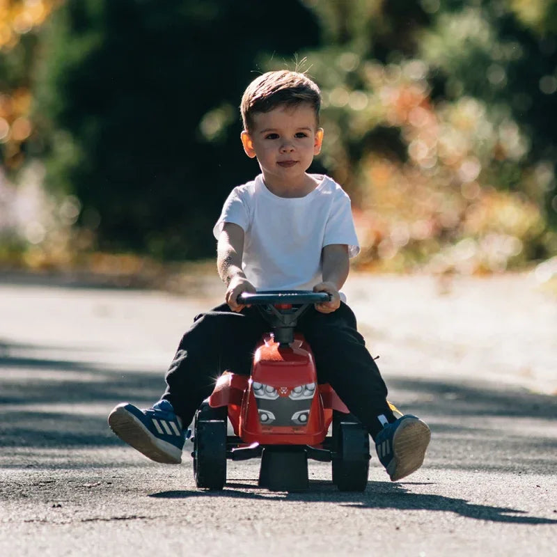 Zabawa na świeżym powietrzu z FALK Traktorkiem Baby Massey Ferguson i przyczepką - zabawki-dla-dziewczynki